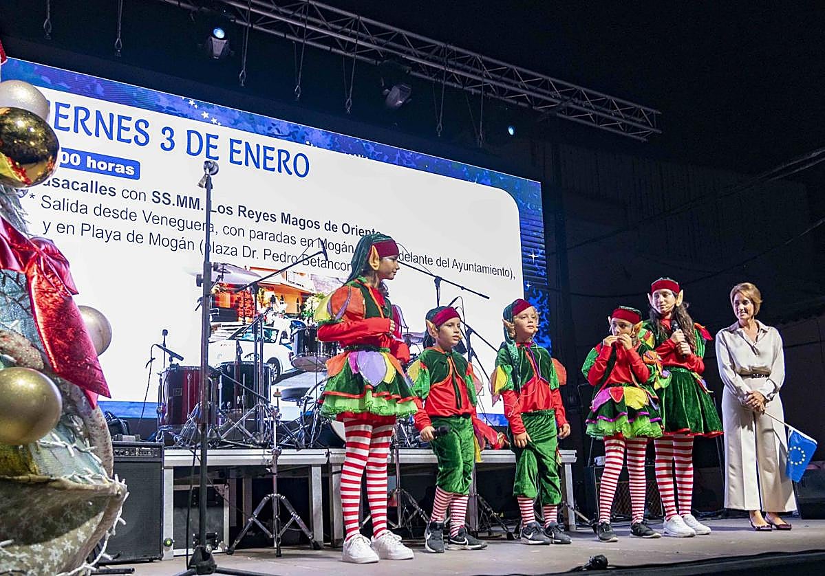 Multitudinaria bienvenida a la Navidad en Mogán