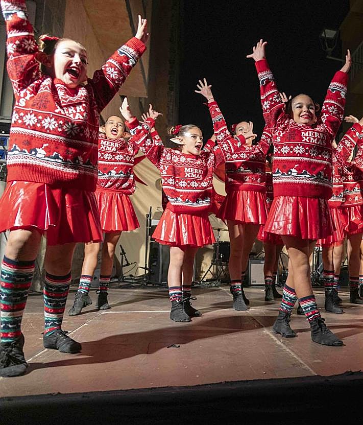 Imagen secundaria 2 - Multitudinaria bienvenida a la Navidad en Mogán