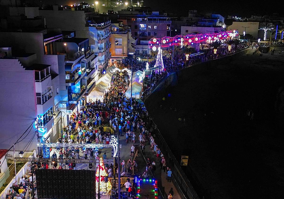 Imagen principal - Multitudinaria bienvenida a la Navidad en Mogán