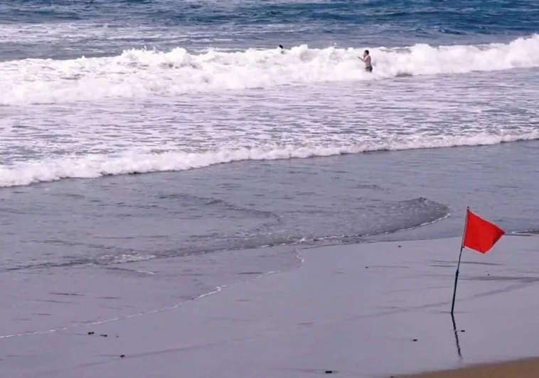 Bandera roja en una playa canaria.