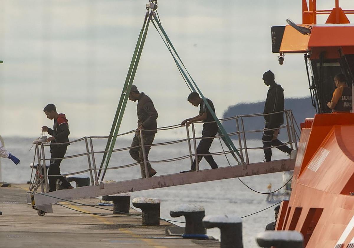 Foto archivo de personas a bordo de cayucos rescatadas en aguas canarias.