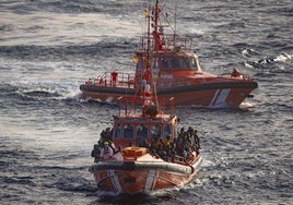 Dos lanchas de Salvamento Marítimo tras el rescate de un cayuco cerca del Puerto de la Restinga, el pasado 30 de noviembre, en El Hierro.