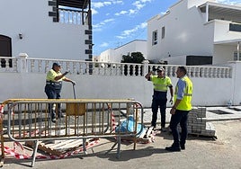 Jacobo Medina supervisando una obra con patrocinio cabildicio.