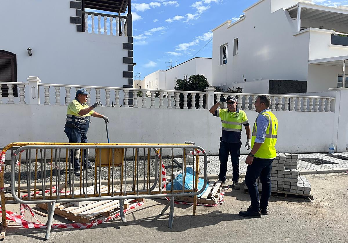 Jacobo Medina supervisando una obra con patrocinio cabildicio.