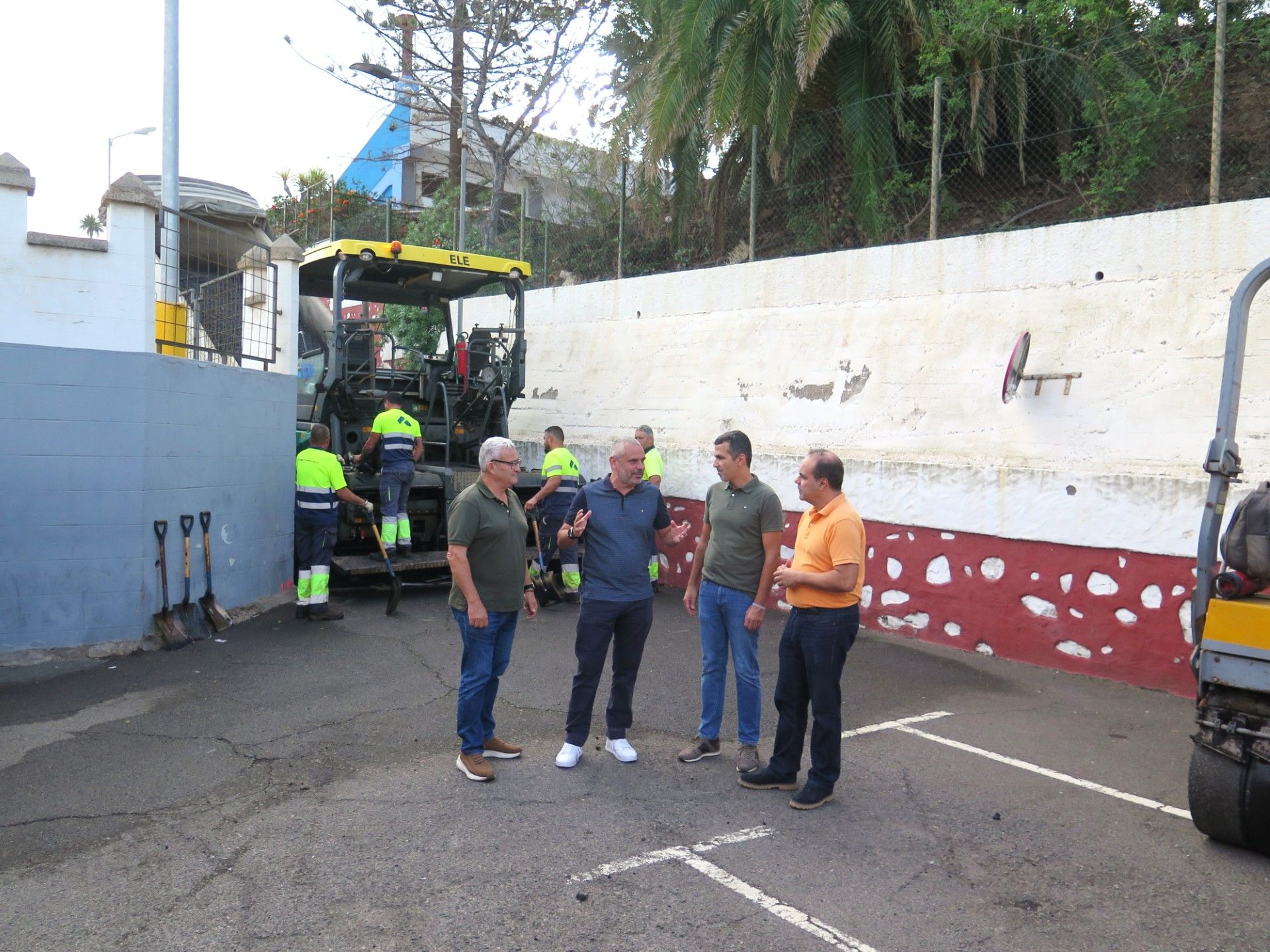 El alcalde de Guía visita las obras de reasfaltado de las calles del casco