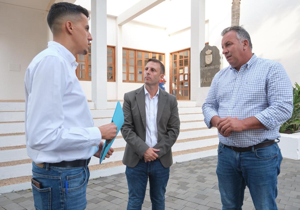 Salah Chehaib, concejal de Servicios Públicos, con el alcalde Alejandro Jorge y el edil Alexis Alonso.