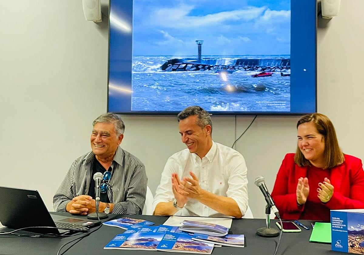 Francisco Suárez, cronista de La Aldea, Víctor Hernández, alcalde del municipio, e Ingrid Navarro, edila de Patrimonio Histórico.