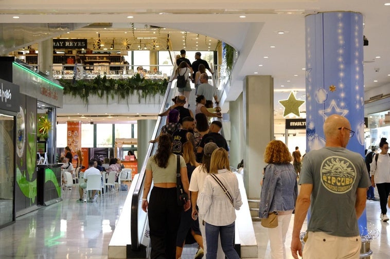 Gente de compras en el Centro Comercial Las Arenas, en la capital grancanaria.
