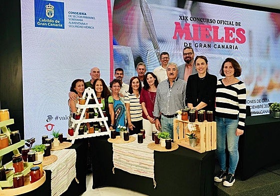 Foto de familia del panel de catadores del Concurso Oficial de Mieles de Gran Canaria.