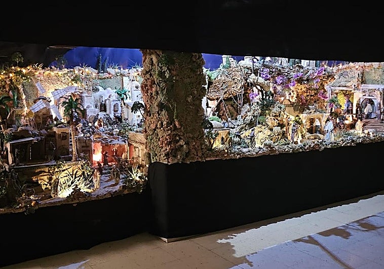 Imagen del belén ubicado en los bajos del escenario de la plaza del Pilar.
