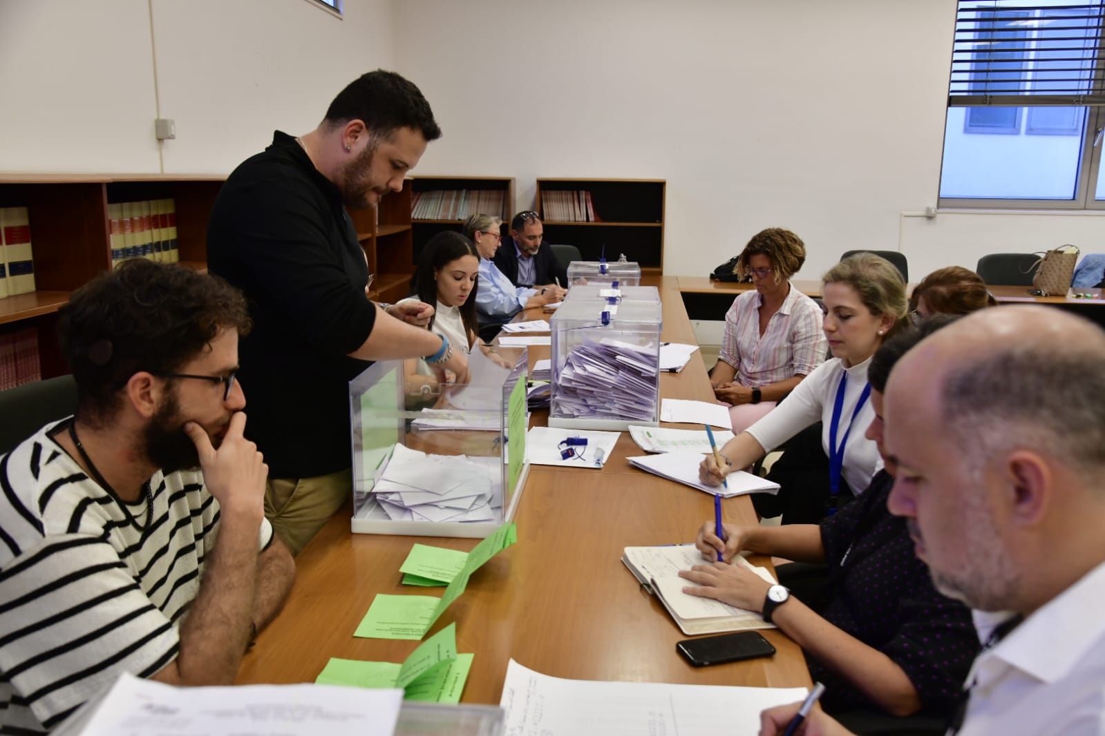 Los equipos técnicos esperan el recuento de votos