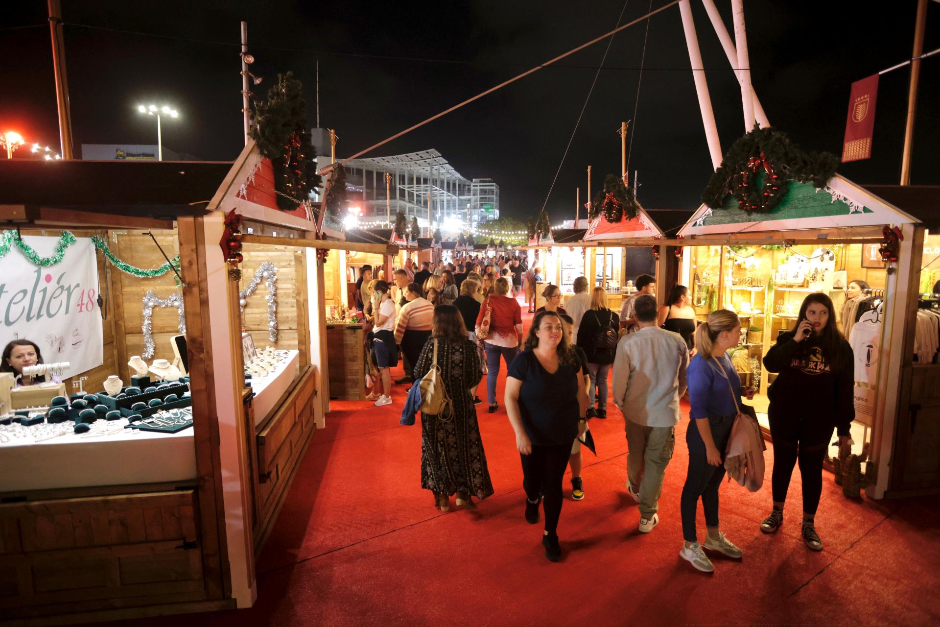 El primer día de la feria de Navidad en la capital grancanaria, en imágenes