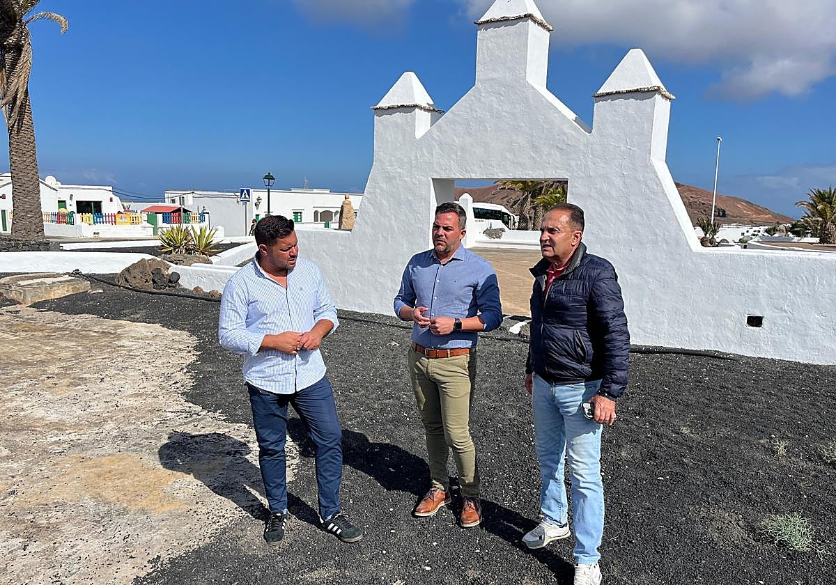 Autoridades en el espacio a recuperar.