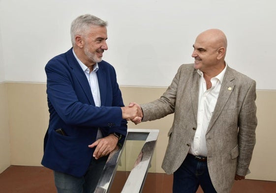 Lluis Serra y Gregorio Rodríguez se saludan tras conocer los resultados en la tarde electoral universitaria.