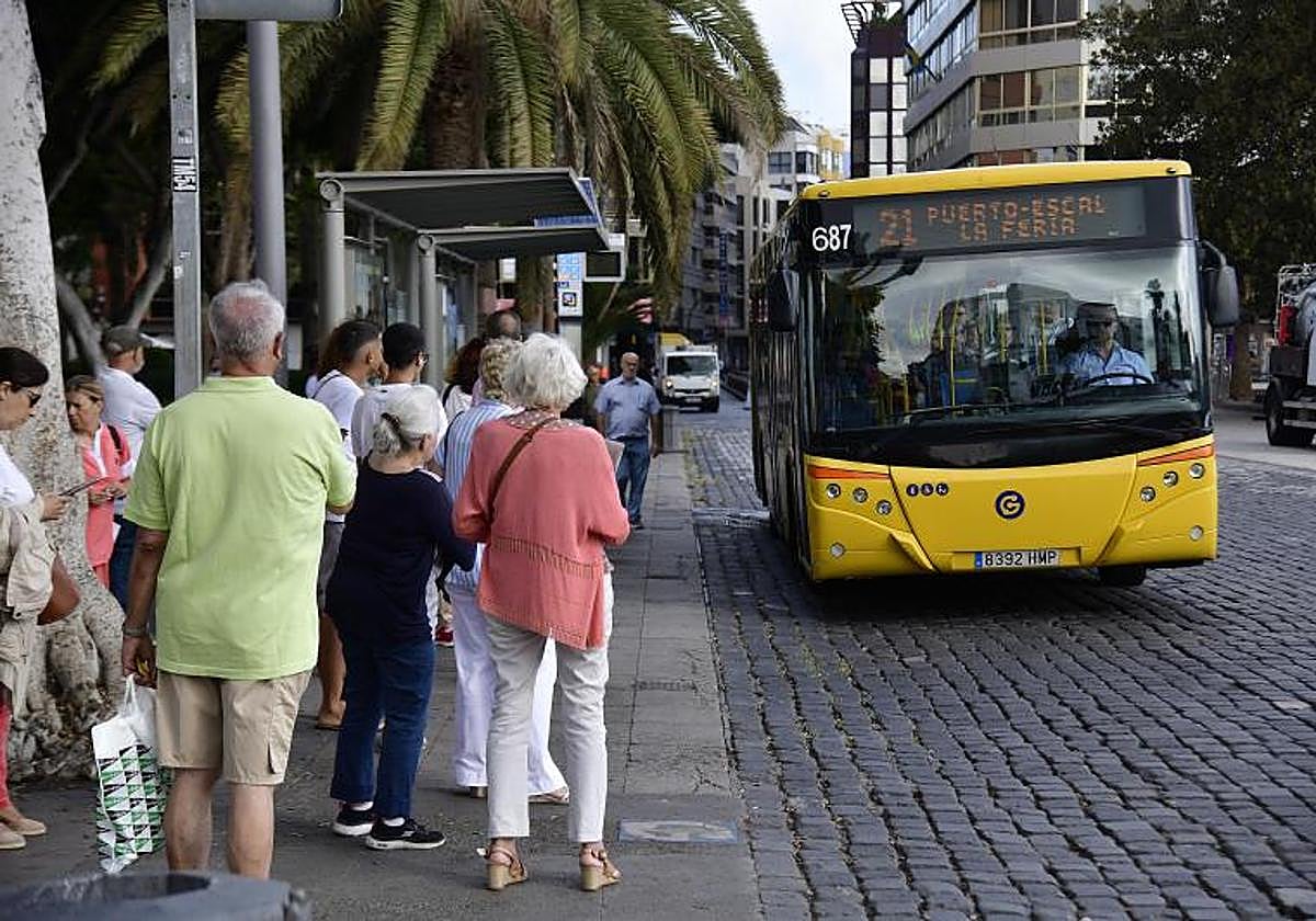 Foto archivo de una guagua municipal en Las Palmas de Gran Canaria.