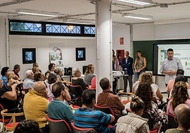 Imagen de la reunión mantenida con los vecinos de la urbanización Las Llaves.