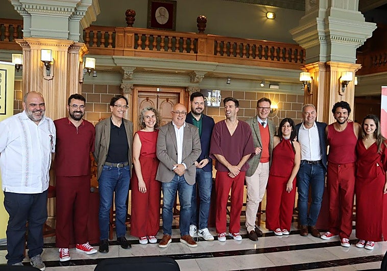 Foto de grupo de los actores de 'Bar La Resistencia', con los respresentantes institucionales que apoyan la producción.