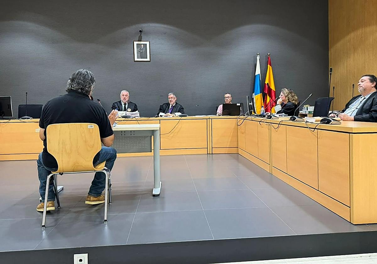 El protésico dental, A.I.G.F., en el juicio anterior por el que fue condenado por intrusismo.