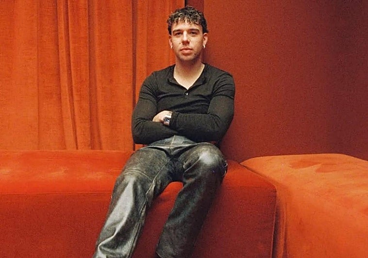 Quevedo posando en el lugar donde se grabó la entrevista para 'El club de la corchea'.