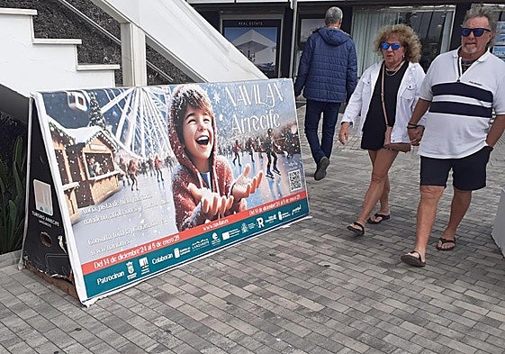 Cartel publicitario de Navilan dispuesto en un espacio junto a la playa de El Reducto.