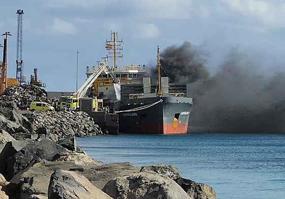 Imagen del incendio en un barco en el Puerto de Arinaga.