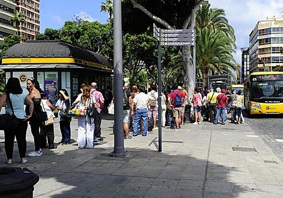 Imagen de una de las paradas de guagua del parque de Santa Catalina.