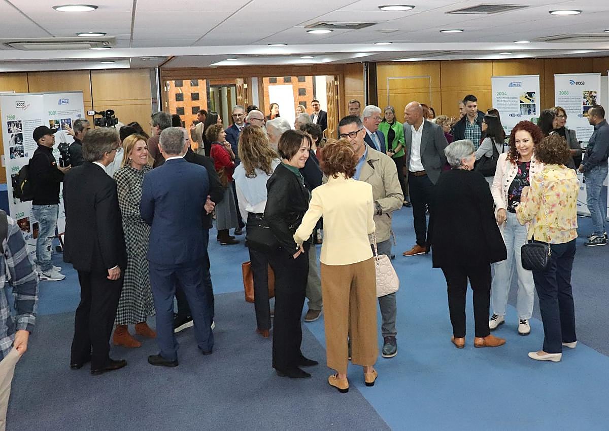 Imagen secundaria 1 - Más imágenes de la inauguración de la muestra.