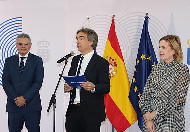 De izquierda a derecha, José Manuel Cabrera, José María Segura Salvador, S.J. y Goretti Almeida Hernández.