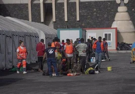 Migrantes desembarcan de un cayuco a su llegada al puerto de La Restinga.