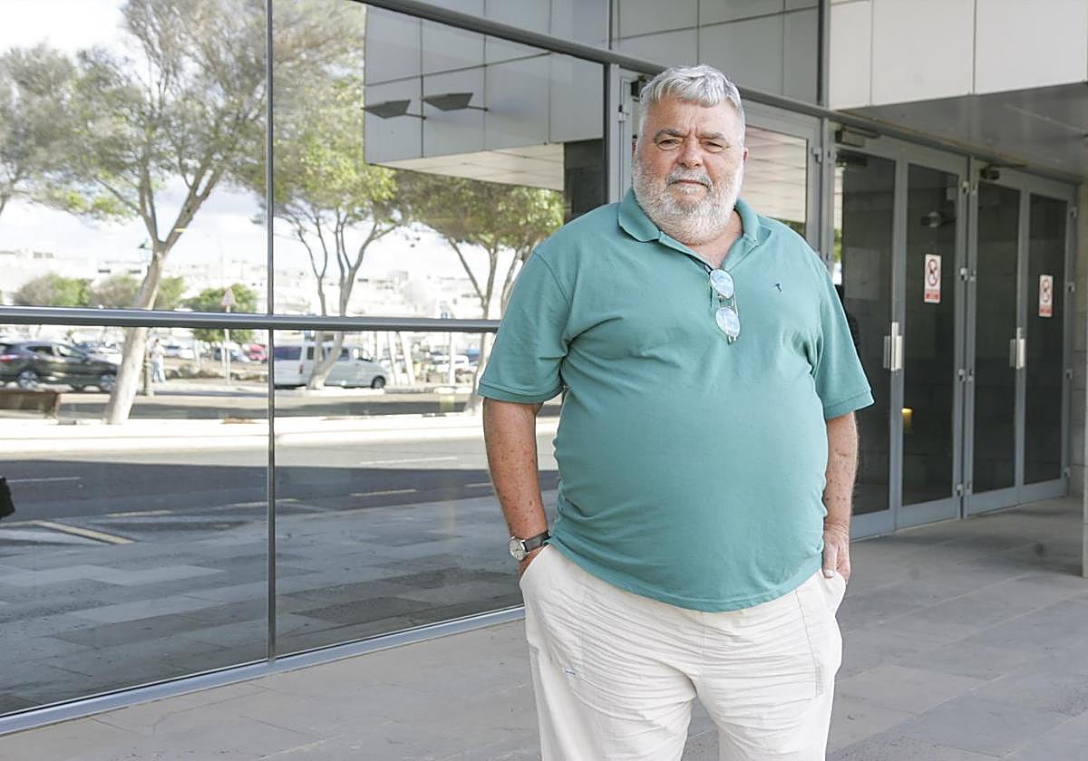 Empresario implicado, ante el Palacio de Justicia en Arrecife.