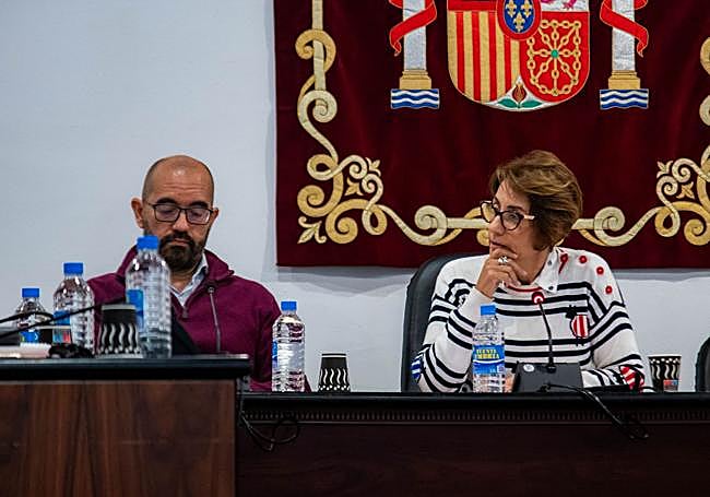 La alcaldesa, junto al secretario municipal, en un momento de la sesión.