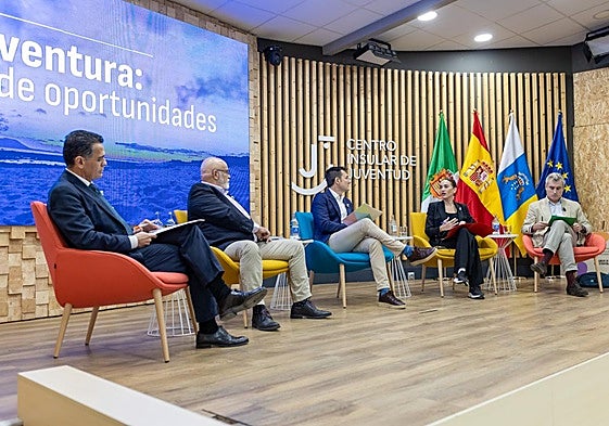Juan Jesús Rodríguez Marichal, presidente de la Cámara de Comercio y segundo por la izquierda, en el debate del miércoles de la Feria del Empleo y Emprendeduría.