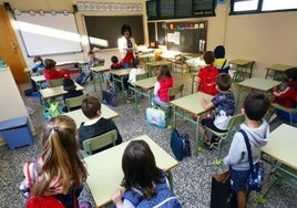 Foto de archivo de niñas y niños en un colegio de Canarias.