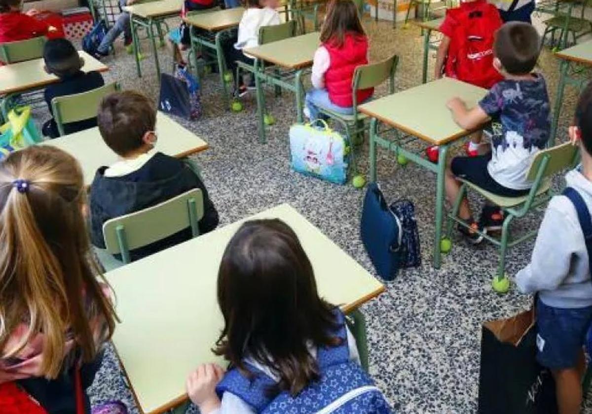 Foto de archivo de niñas y niños en un colegio de Canarias.