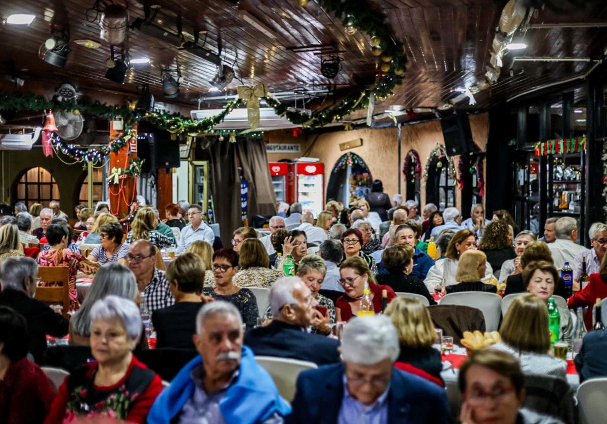 Lleno de la cena con los mayores del municiopio en el aeroclub.