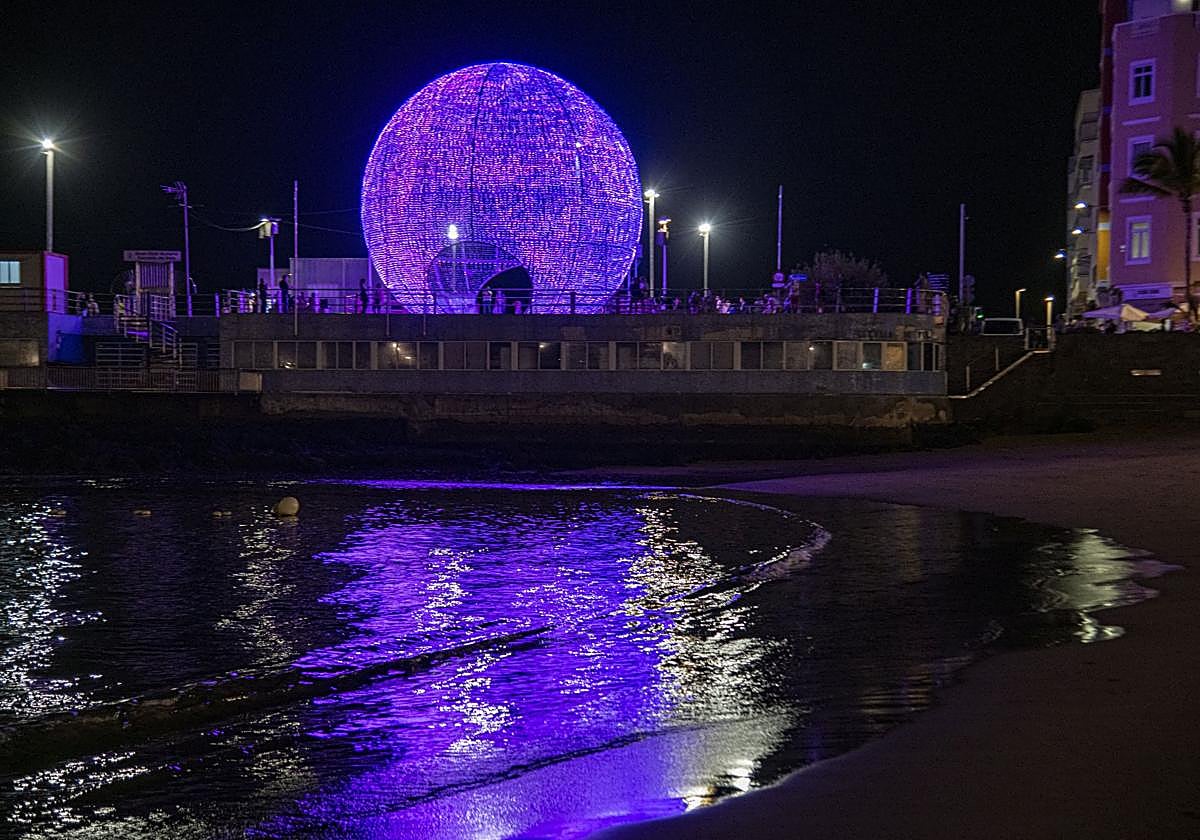 Imagen de la bola de Navidad gigante colocada en el paseo de Las Canteras.