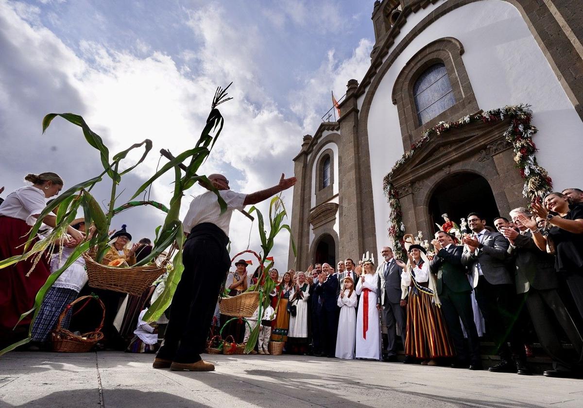 Ofrenda a Santa Lucía en el día grande de las fiestas.