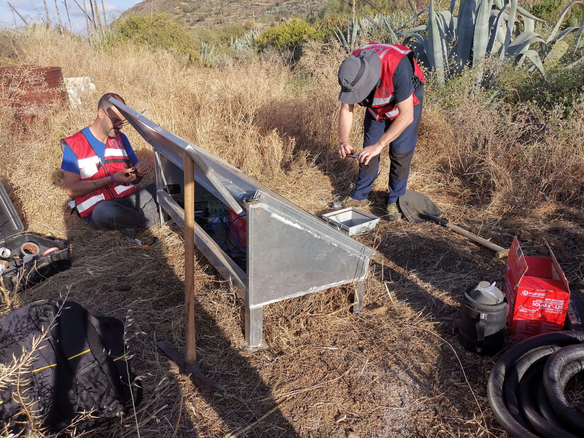 Imagen de archivo de técnicos del IGN instalando una estación sísmica en Gran Canaria.