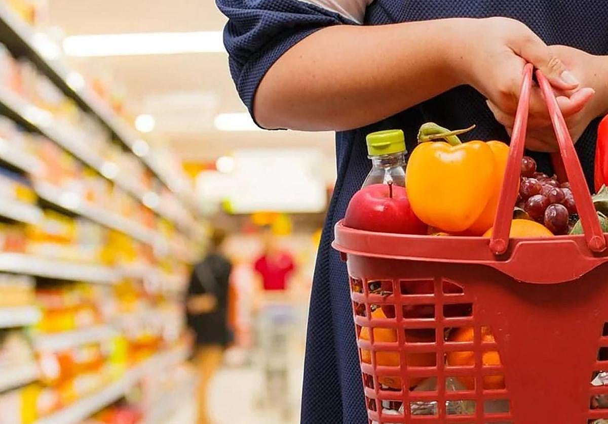 La cesta de la compra en un supermercado.