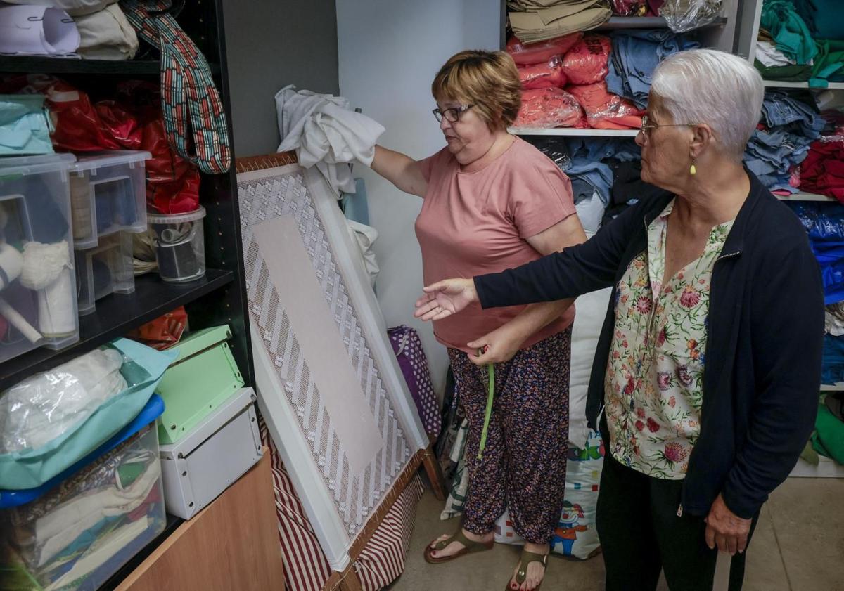 Imagen principal - El club de mayores pide apoyo para sus talleres, más limpieza y un mejor servicio de guaguas.