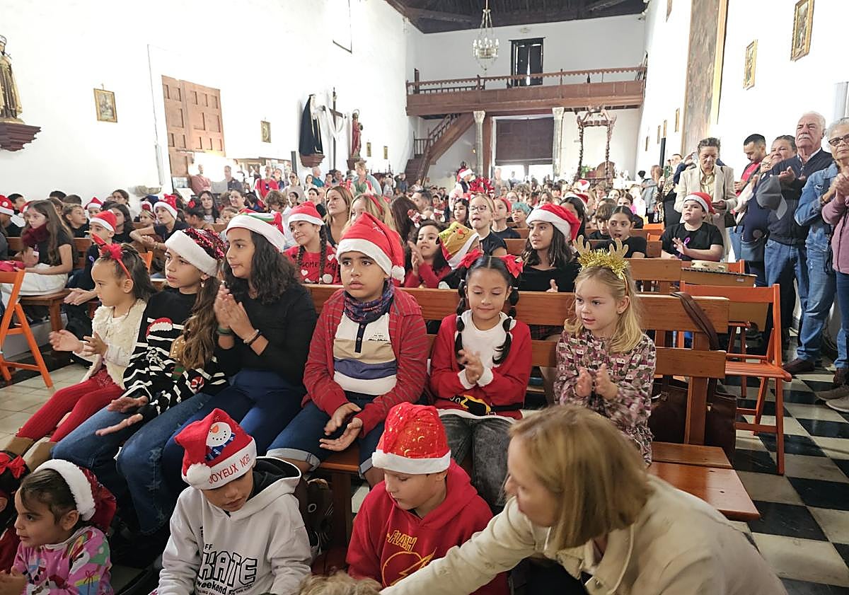 Imagen principal - Voces nuevas en la iglesia de Antigua por Navidad