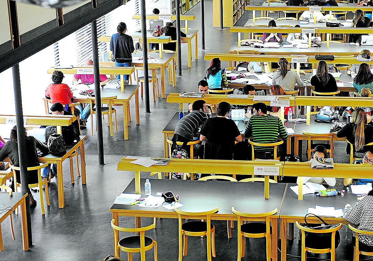 Imagen de archivo de la biblioteca del campus del Obelisco de la ULPGC.