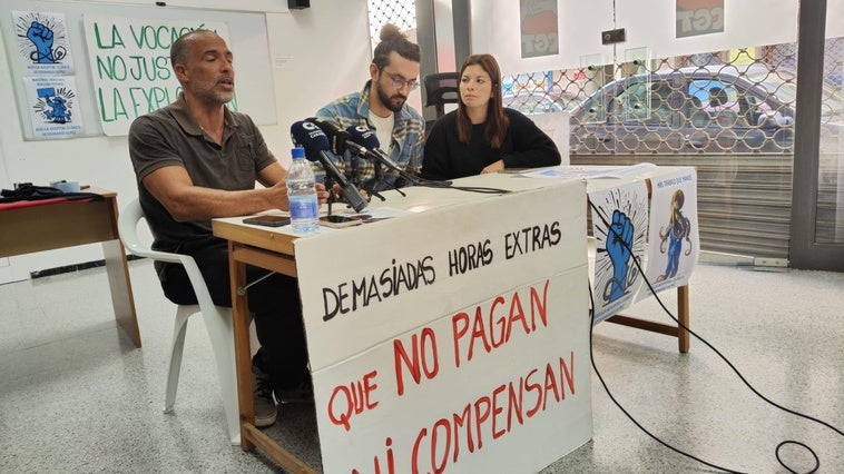 El secretario de Consive, Tenesor González (i), junto dos de los veterinarios en huelga.