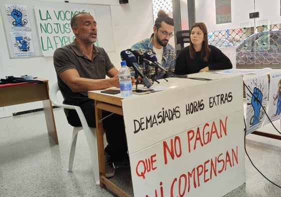 El secretario de Consive, Tenesor González (i), junto dos de los veterinarios en huelga.