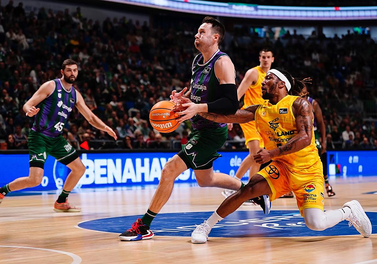 Andrew Albicy intenta robar el balón a Kalinoski en el Carpena.
