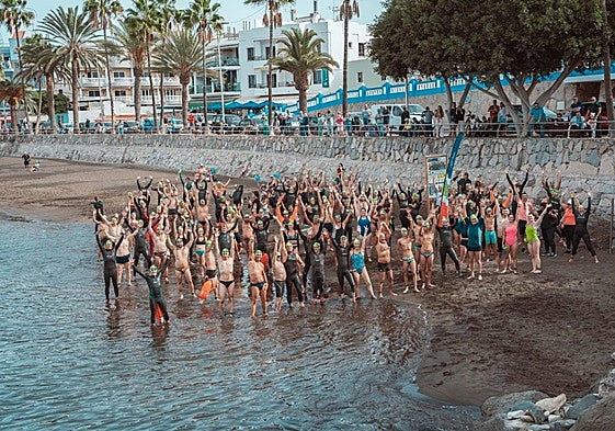 Los participantes saludan a pie de mar.