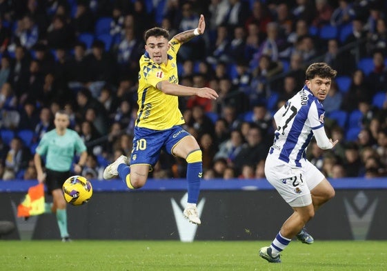 Alberto Moleiro controla un balón llovido en el Reale Arena.
