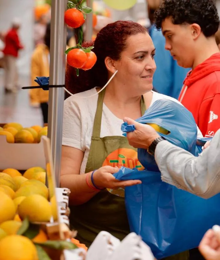 Imagen secundaria 2 - Los asistentes disfrutaron de la feria en Telde.