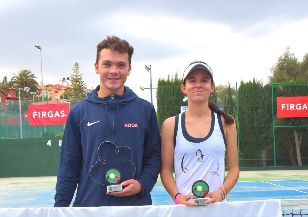 Iñaki Montes y Lucía Rodríguez, con sus respectivos trofeos.