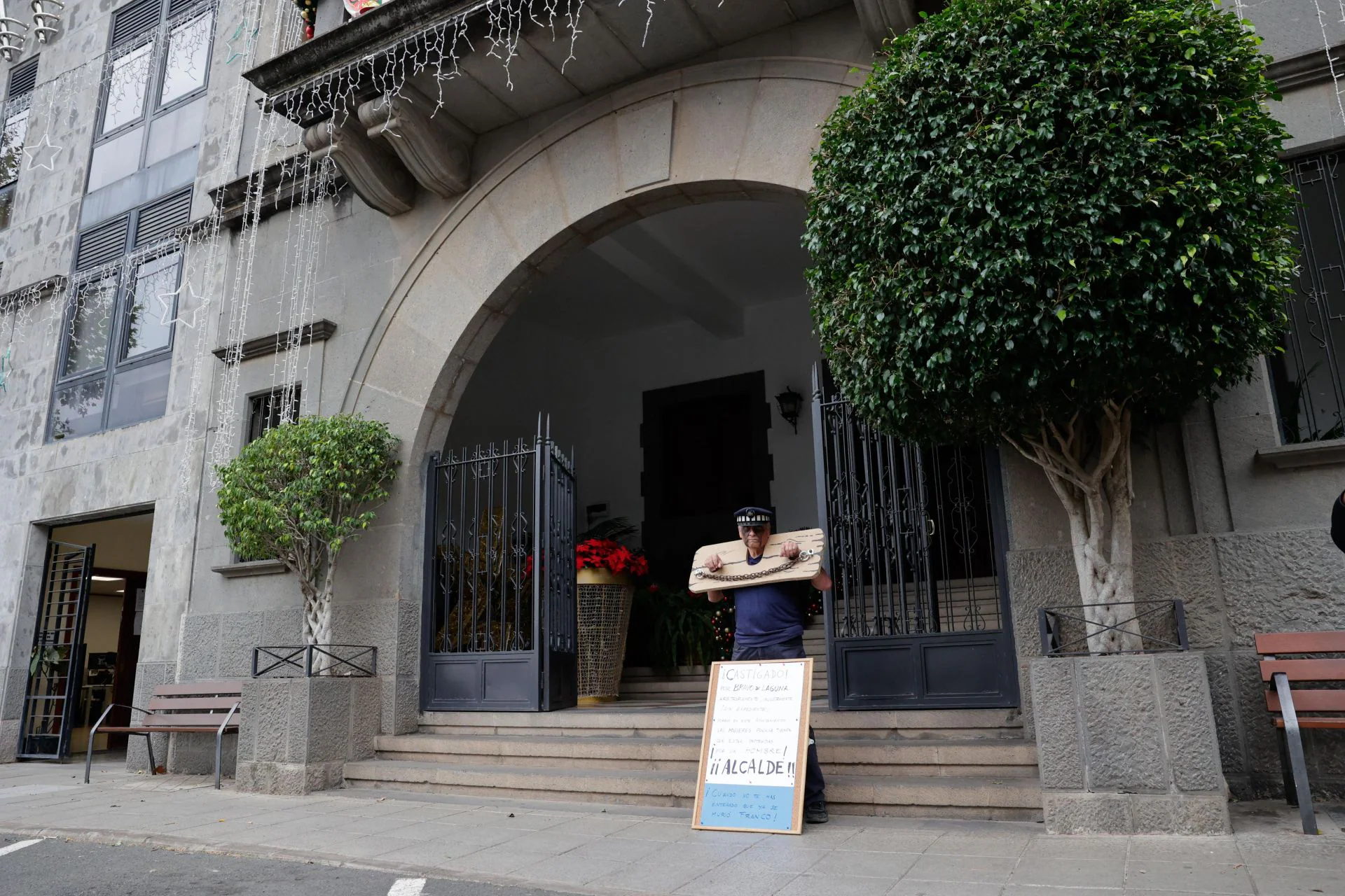 Un Policía Local de Santa Brígida protesta a las puertas del Ayuntamiento